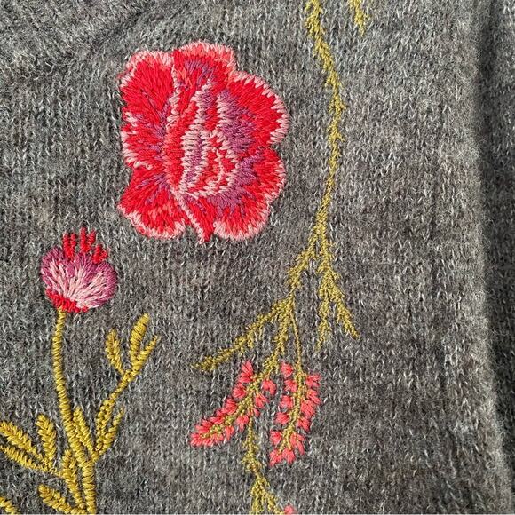 Sundance Evermore Bloom Embroidered Floral Charcoal Sweater size medium - Picture 11 of 11